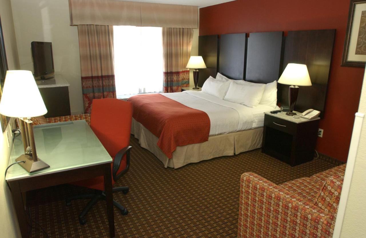 Holiday Inn Hotel & Suites Owatonna Номер фото